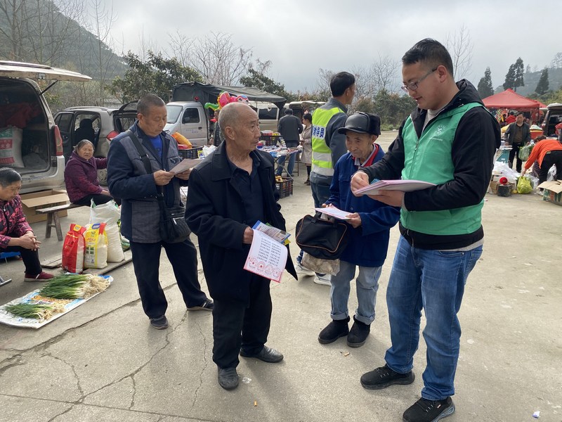 发放宣传资料。