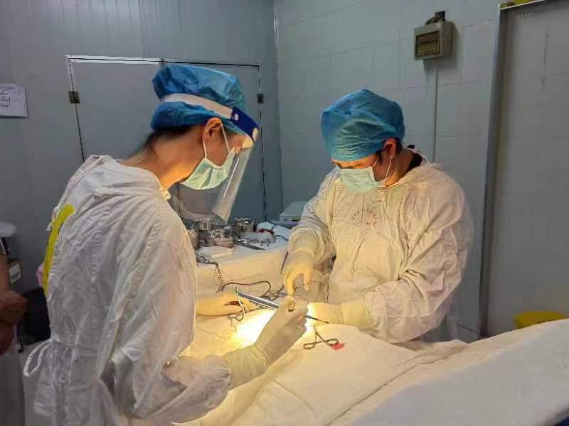 贵医附院成功为慢性肾衰竭合并HIV患者实施腹膜透析置管术