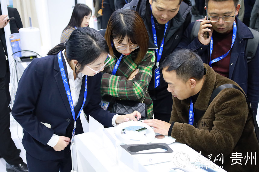 参会企业与市民互动。人民网 李丽萍摄
