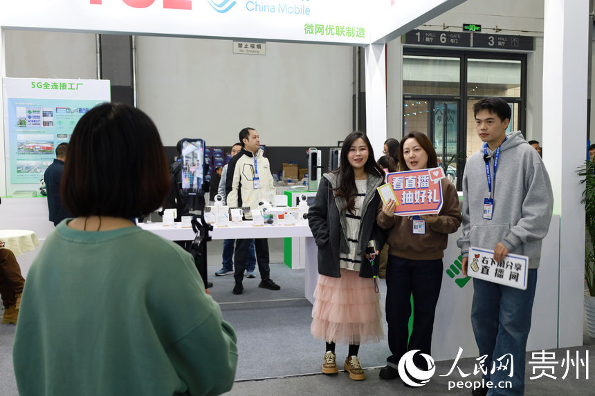 参会企业正在进行直播。人民网 李丽萍摄