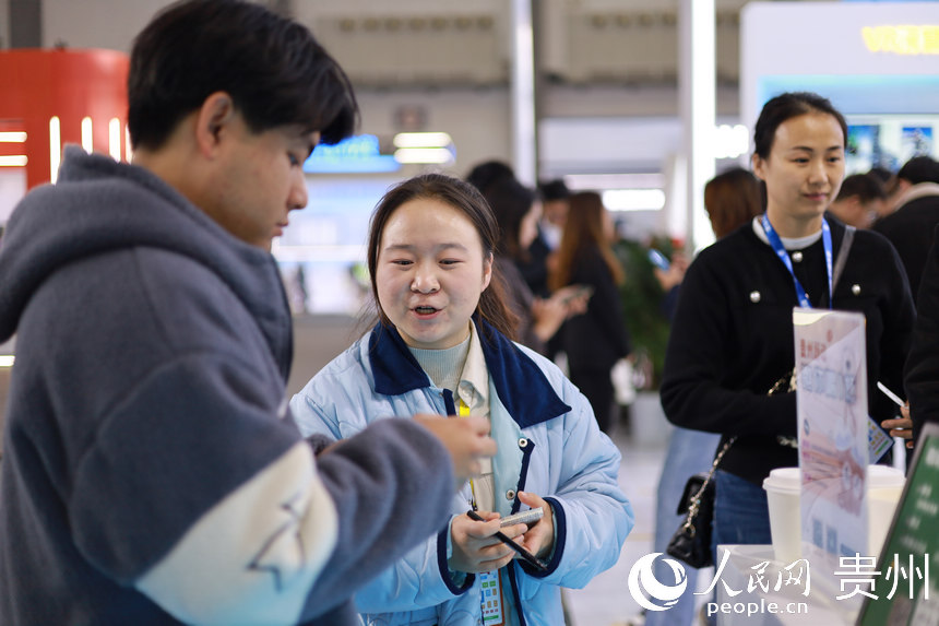 市民使用新产品。人民网 李丽萍摄