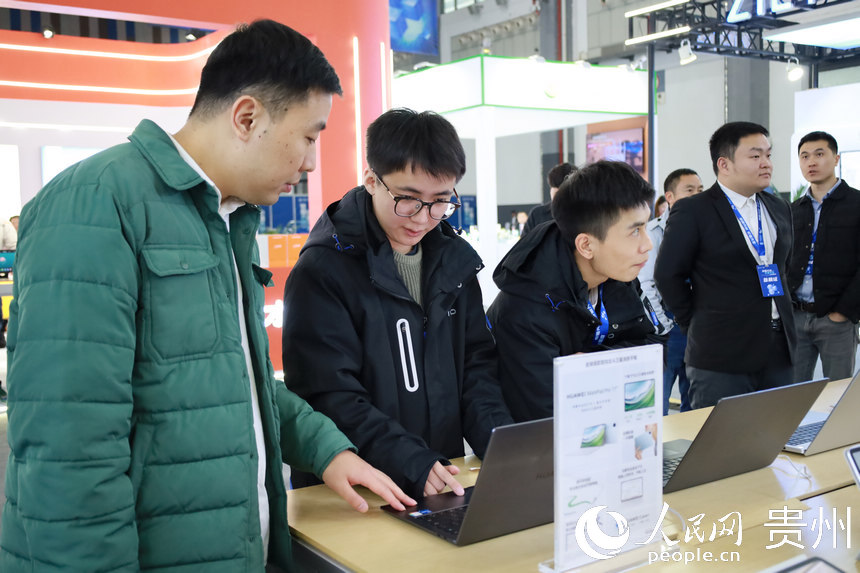 市民现场体验。人民网 李丽萍摄