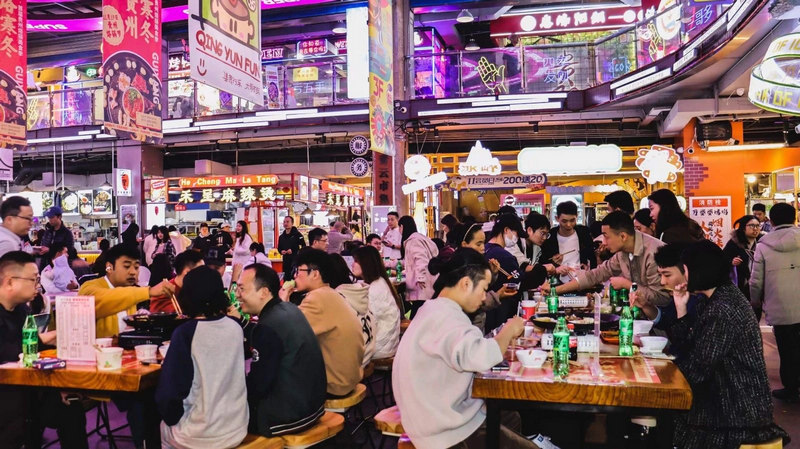 烙锅长桌宴活动现场。