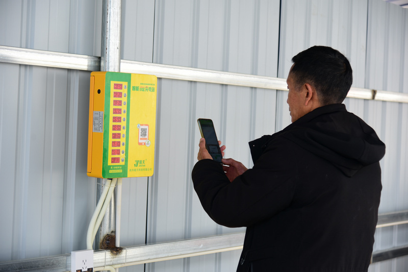 坪子社区居民使用充电桩扫码充电。汪沙摄