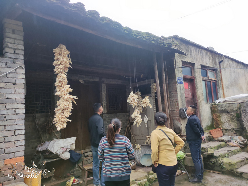 高寨鄉“治房”分管負責人帶隊排查危房。