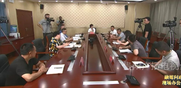 插图3贵阳融媒问政现场办公，线上公开。图片来源贵阳融媒问政栏目公众号。
