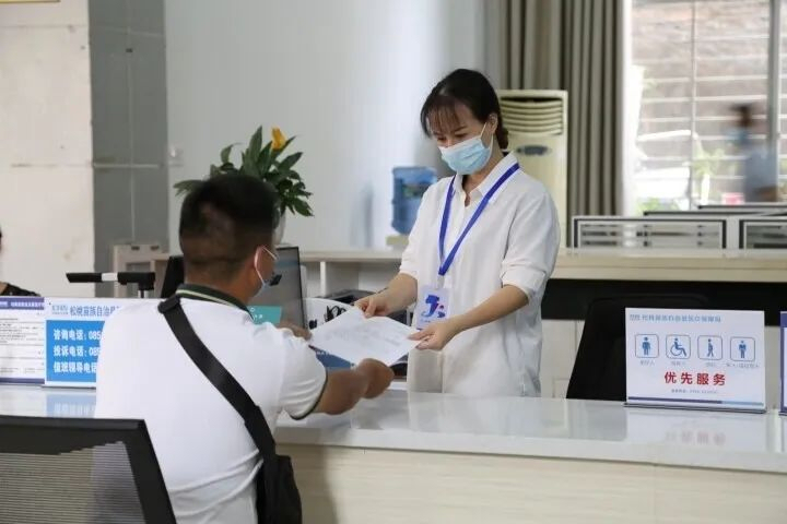 群众办理业务递交资料。