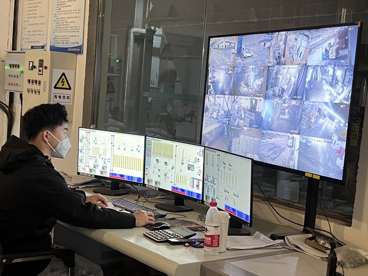 貴州省羊管家農業科技發展有限公司工作人員正在智能操作。 