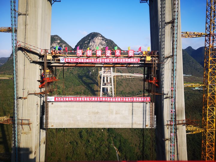 图为首创索塔横梁预制吊装工艺。