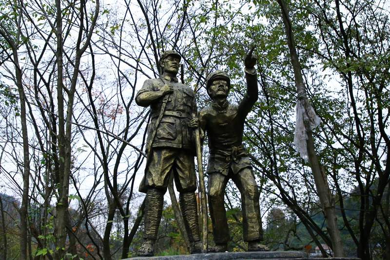 苗族老大爷给红军带路的情景雕塑。