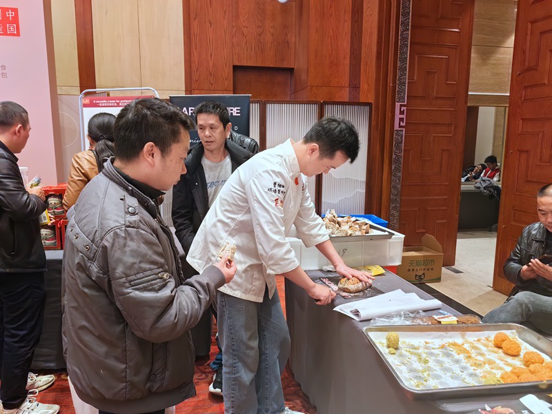 嘉宾现场品尝。