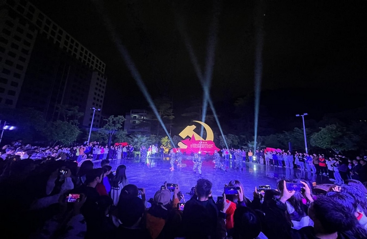 五星思政广场“思政之夜”故事会。