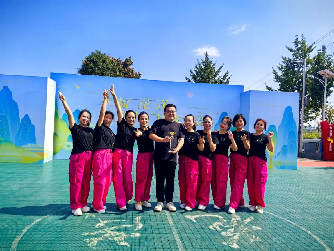花茂村“大家一起嗨”广场舞队合影。
