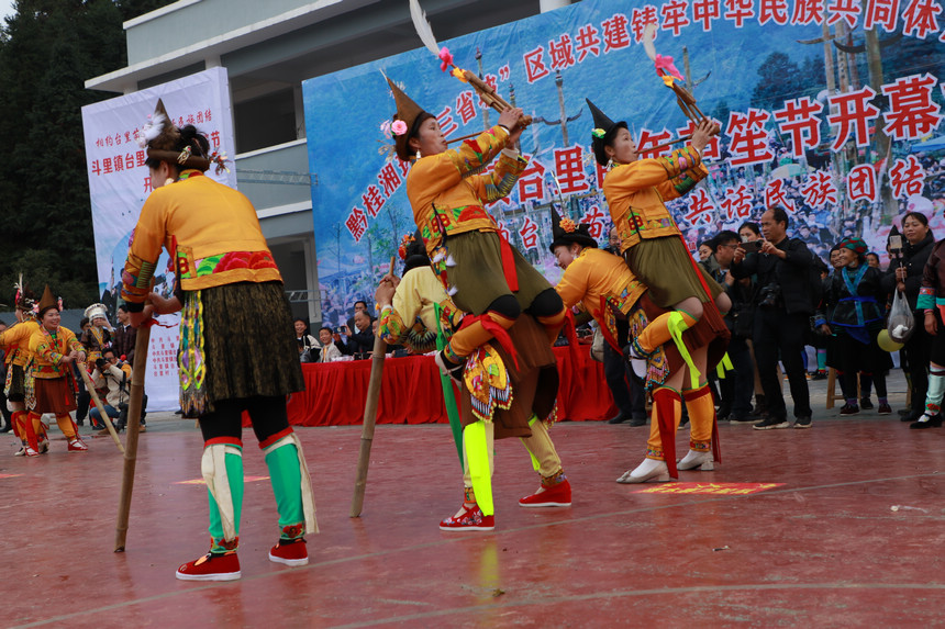 苗族同胞在展示芦笙吹奏舞技。