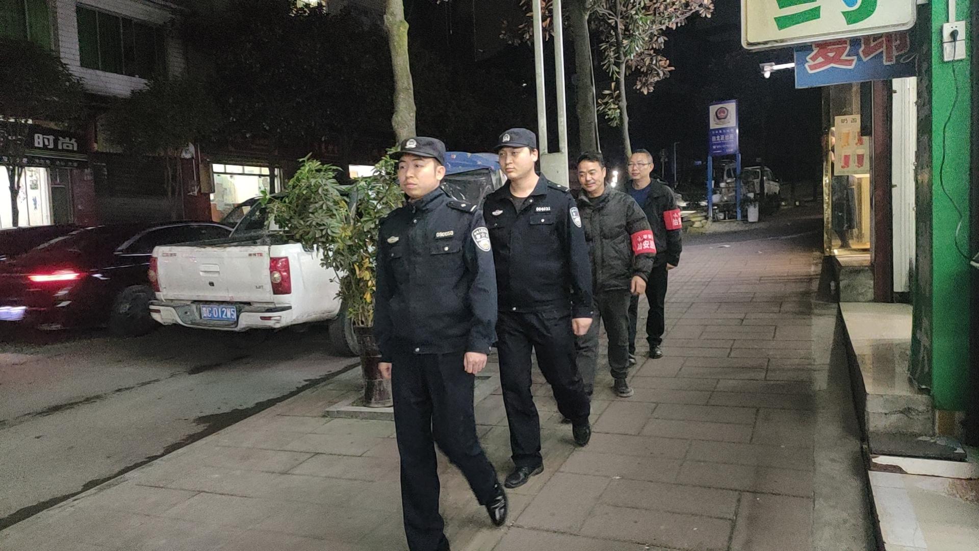 醒民镇治安夜巡队沿街巡逻。