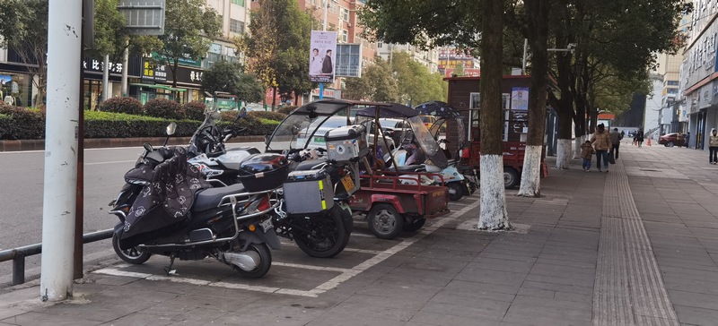 摩托车规范停车位.jpg