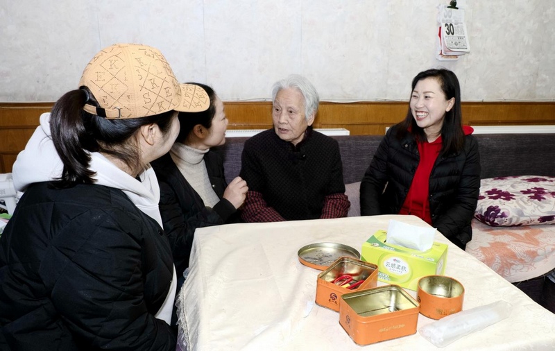 观溪路街道环溪社区党员干部走访千禧苑c区居民孙阳芬 （运明 摄）.jpg