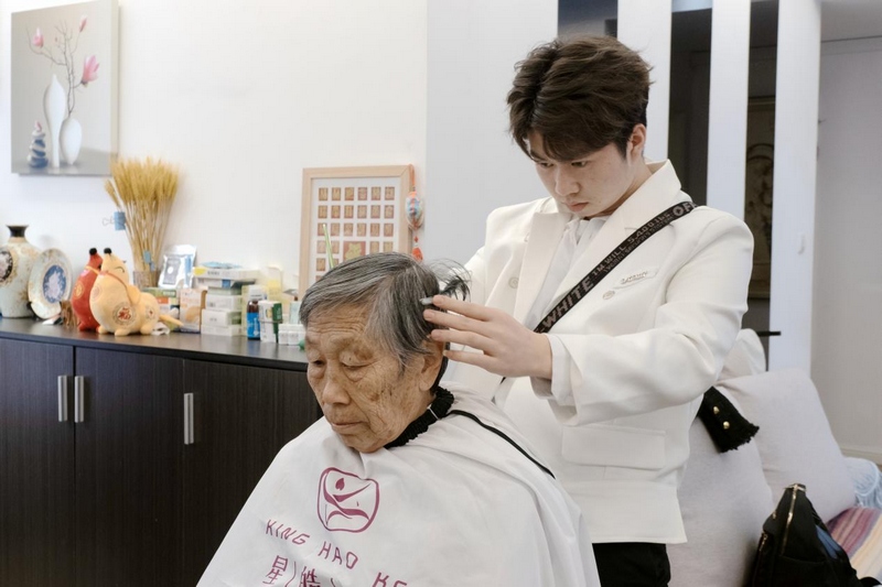 新光路街道保利温泉社区为行动不便的老人提供“七助一探”服务 （运明 摄）