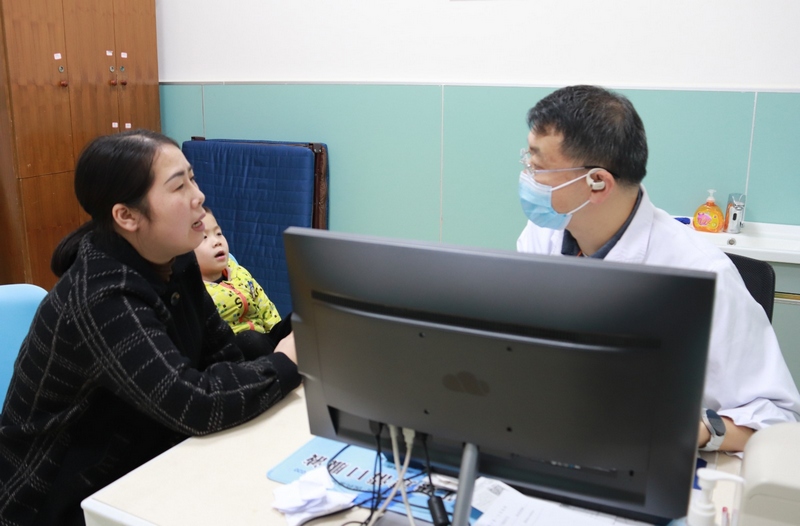 图为患儿正在清镇市第一人民医院儿科中医诊室就诊。（李齐 摄）.jpg