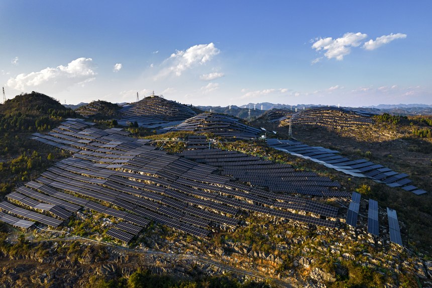 2023年12月14日拍摄的贵州省黔西市定新乡石漠化荒山上建起的农业光伏电站（无人机照片）。