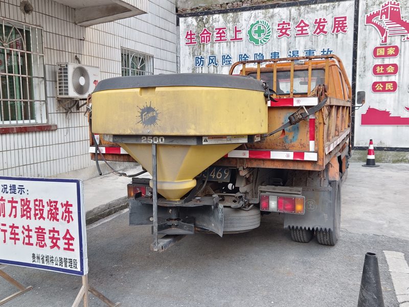 融雪撒布机 刘秀娟摄.jpg