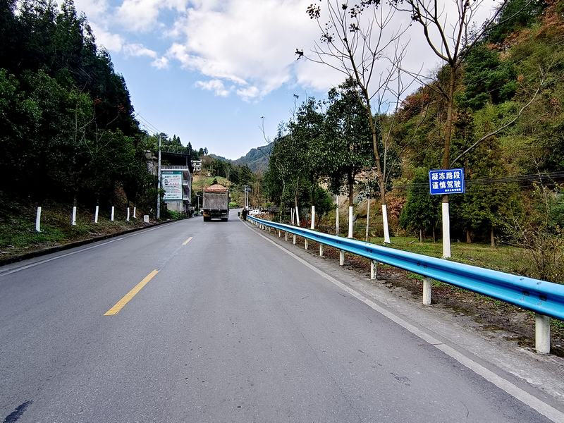 桐梓县凉风垭路段 刘秀娟摄.jpg
