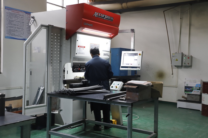 贵州星原意力发自动售货机有限公司生产车间工人进行作业。