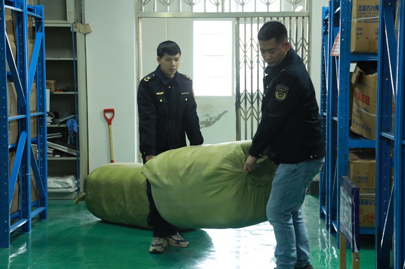 工作人員將物資歸置。