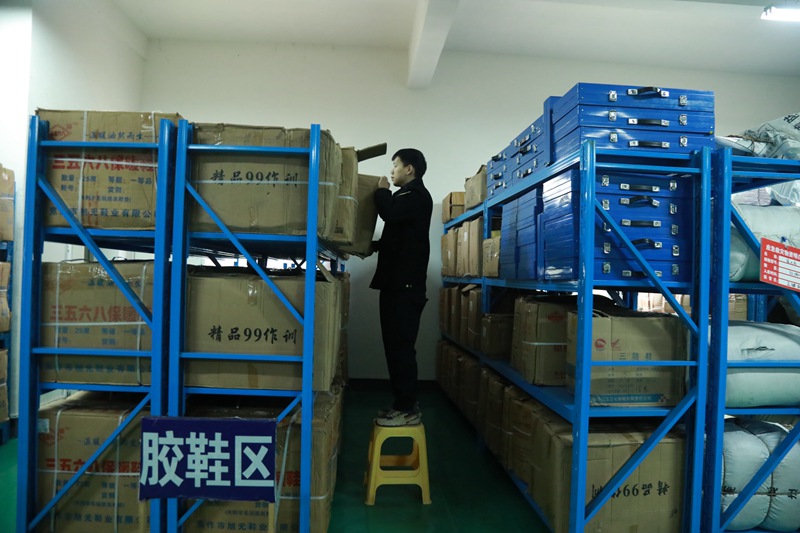 工作人員在整理物資。