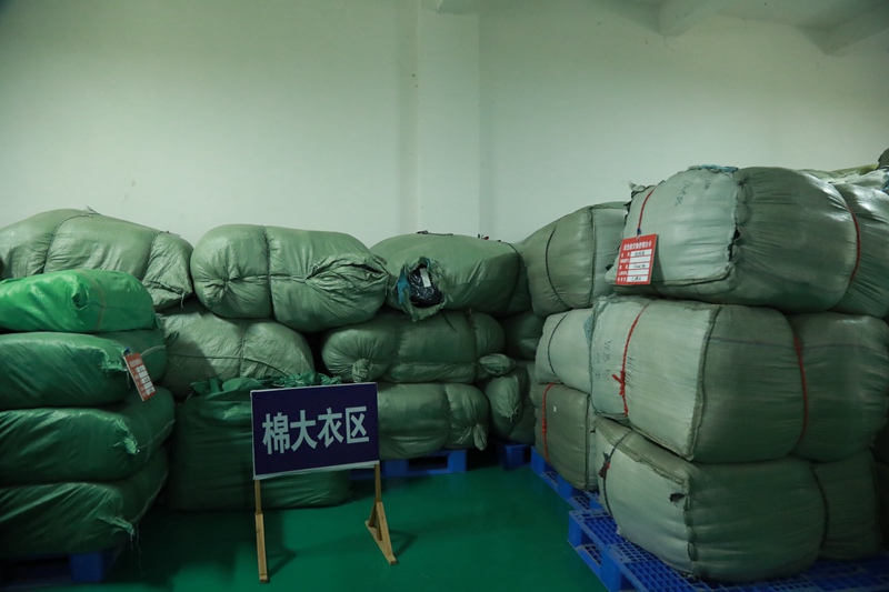 棉大衣擺放區。