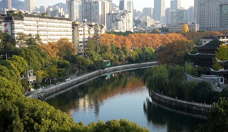 图片(1)南明河水清澈，周边风景优美