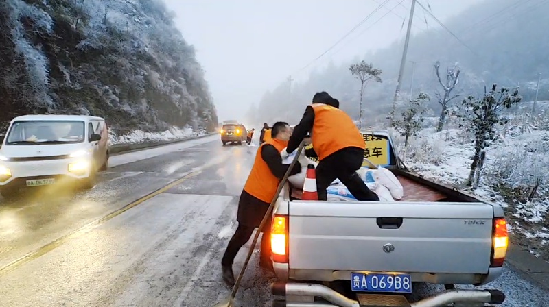 贵阳公路管理局职工在Ｇ３５４南兴线上撒布融雪剂。