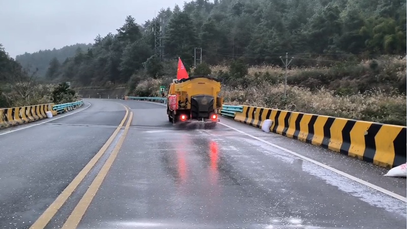 养护车在贵狮线桥梁路段撒盐除冰。