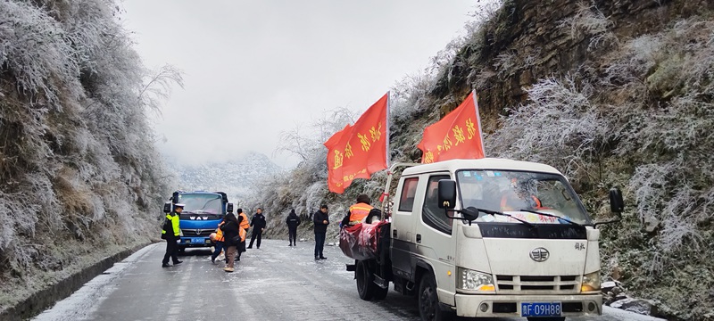 碳新线推动盐袋除冰 (2)