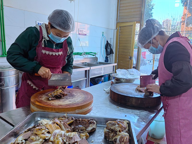 1、桐梓县李仕昌食品有限公司的工作人员正在将羊肉切片。 万莲莲摄