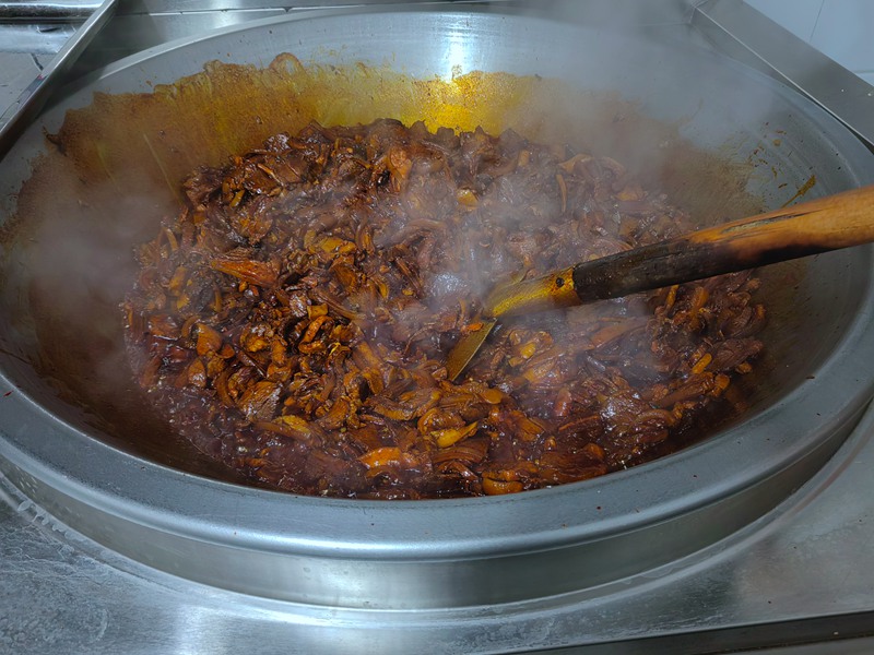 正在加工炒制羊肉。万莲莲摄
