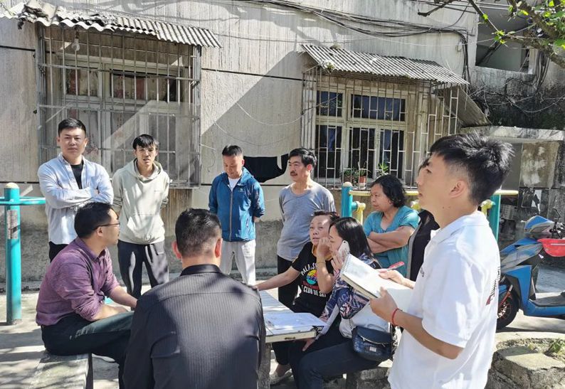 街道及社区工作人员多次征求小区群众意见。