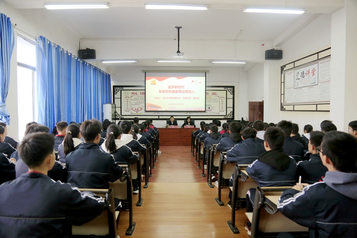 唐友波为学生们授课。