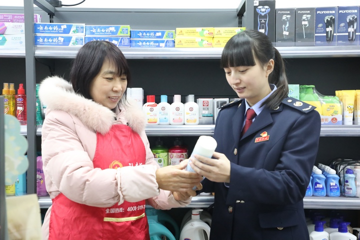 近日，毕节市税务局组织青年干部走访便利店等个体工商户，了解其销售经营状况。朱泫粼