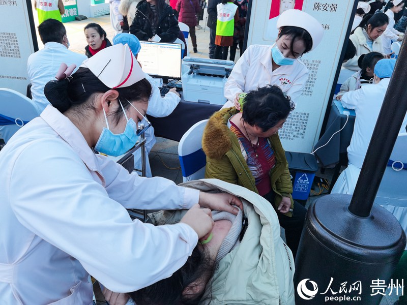 医护人员为群众进行温通刮痧灸。人民网 王秀芳摄