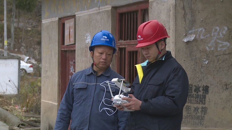 供电人员正在操作无人机巡查电路。（杨永凤 摄）.jpg