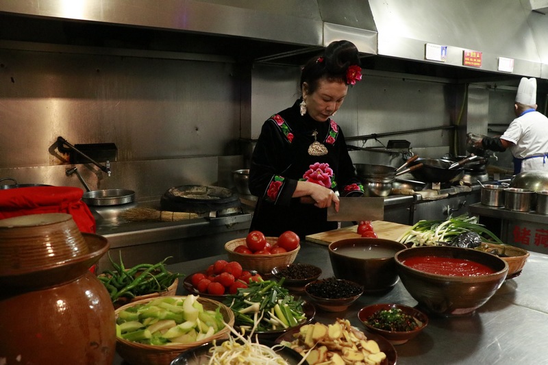 贵州亮欢寨餐饮娱乐管理有限公司创始人、贵州省非物质文化遗产项目苗族酸汤鱼制作技艺传承人吴笃琴。