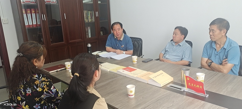 毕节市民政局社会组织第三联合党支部在“双基地”党员活动室组织召开党员大会。