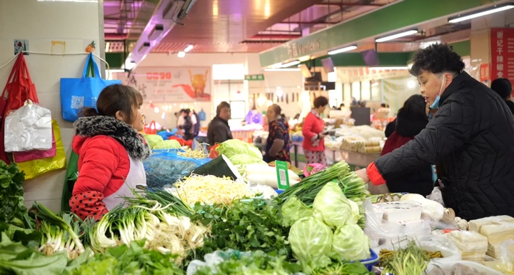 市民在菜市場買菜。