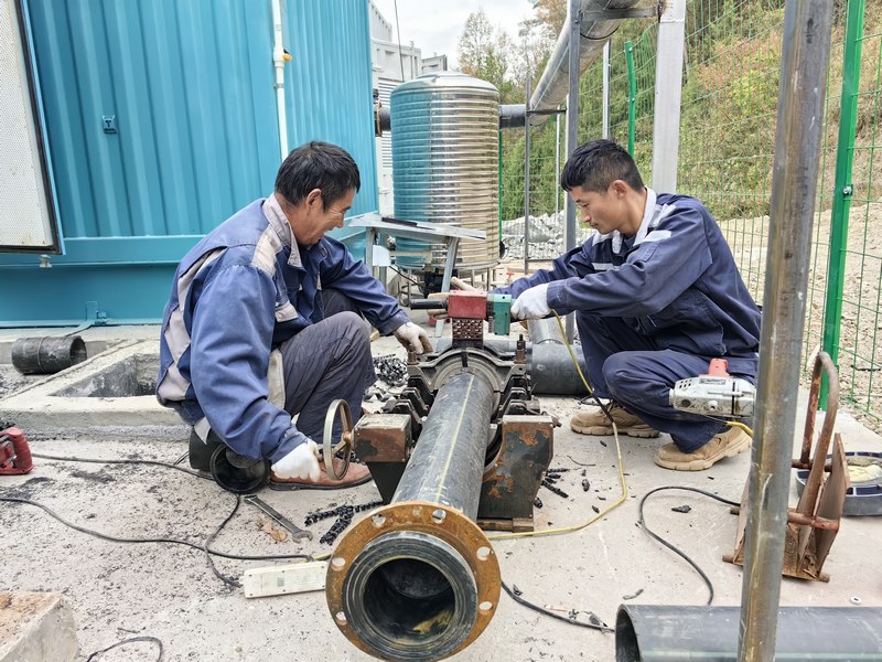河南百川暢銀新能源有限公司正在進行管道安裝（何敏攝）.jpg