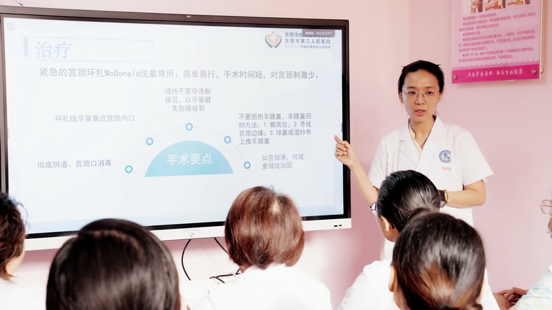 朱春丽在思南县民族中医院开展新技术培训（孙磊 摄）.JPG