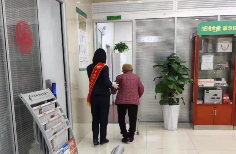 湄潭县支行真情服务老年客户。