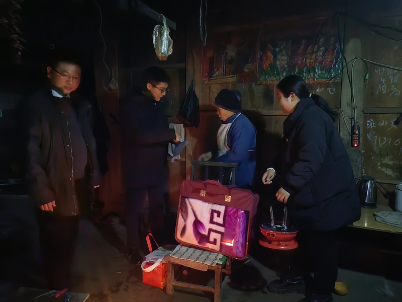 惠水县党员干部职工向群众家里送温暖。