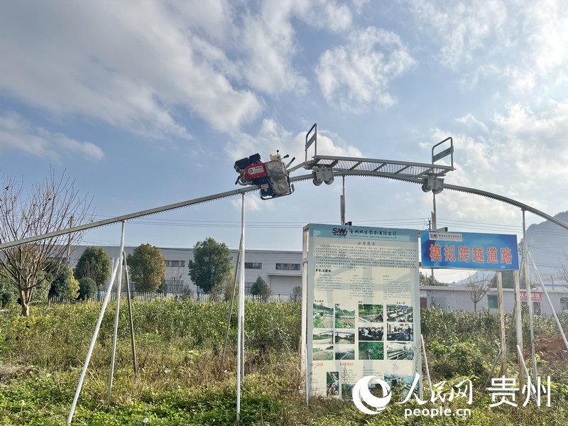 贵州双木农机有限公司研发的单轨运输机。人民网 李丽萍摄