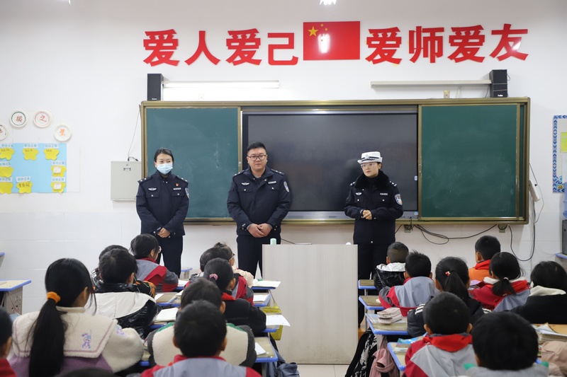 12月22日到辖区新桥小学开展平安宣讲 。